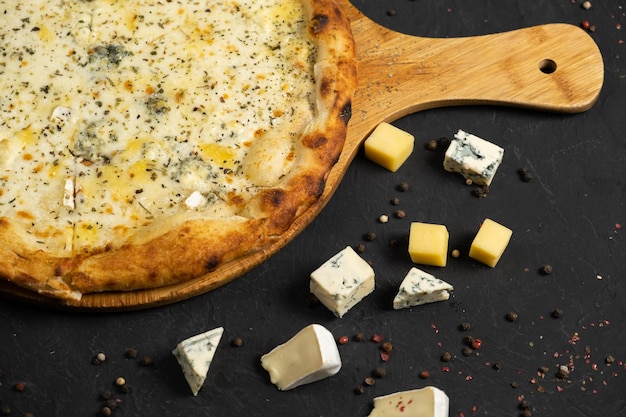 Pizza con queso sobre un fondo negro Khachapuri