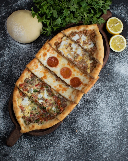 Foto una pizza con una rebanada cortada