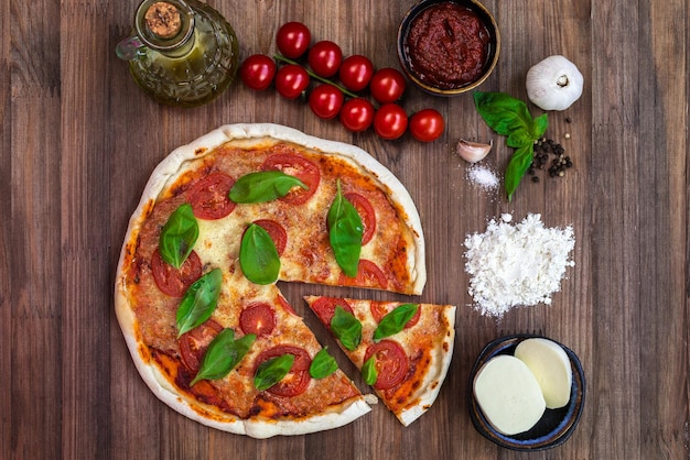 Una pizza con una rebanada sacada de ella.