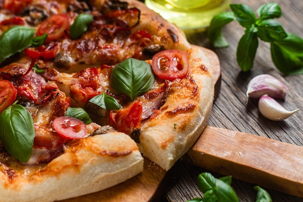 Una pizza con una rebanada sacada de ella.