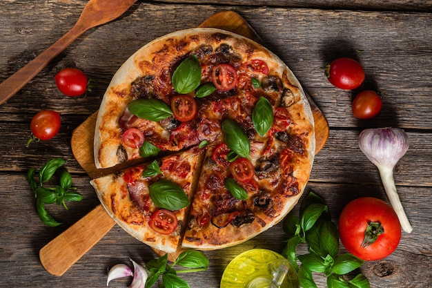 Una pizza con una rebanada sacada de ella.