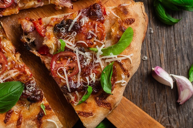 Una pizza con una rebanada sacada de ella.