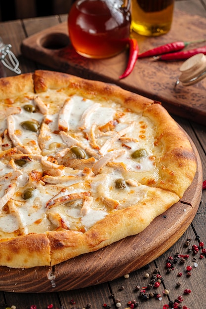 Pizza recién cocida con pollo y salsa de crema agria