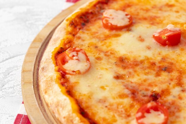 Pizza recién horneada en la mesa de cerca