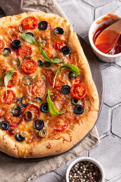 Pizza recién horneada sobre una tabla de madera