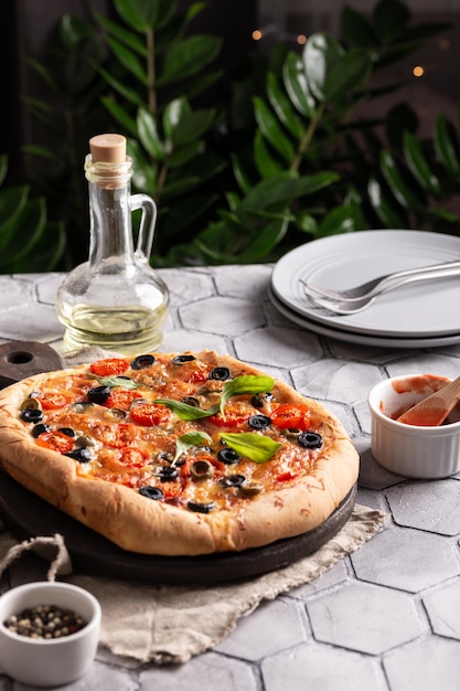 Pizza recién horneada sobre una tabla de madera