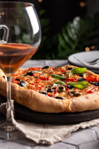 Pizza recién horneada sobre una tabla de madera