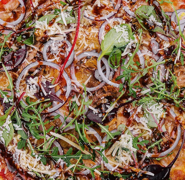 Pizza con rúcula y atún con cebolla roja