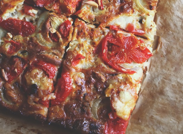 Pizza rústica com tomate e queijo salame