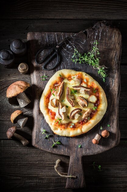 Pizza rústica quente e fresca com cogumelos nobres e tomilho