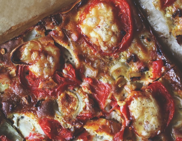 Pizza rústica con tomate salami y queso