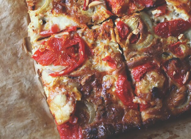 Pizza rústica con tomate salami y queso