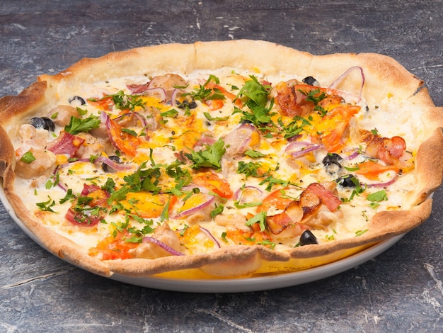 Pizza saborosa com frango, tomate, cebola, bacon e azeitonas