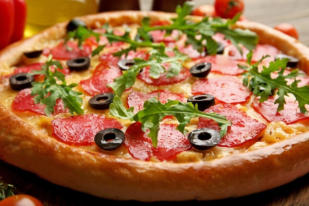 Pizza saborosa com fundo de salame close-up