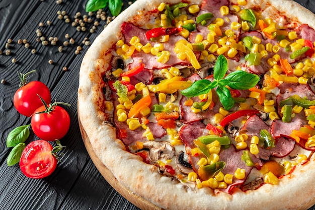 Pizza saborosa e grande com diferentes tipos de carne Pizza com diferentes tipos de ingredientes páprica doce e cogumelos