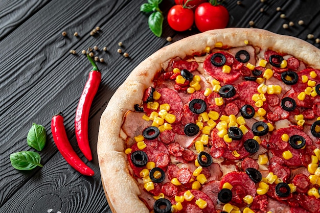 Pizza saborosa e grande com diferentes tipos de carne Pizza com linguiça presunto milho e azeitonas