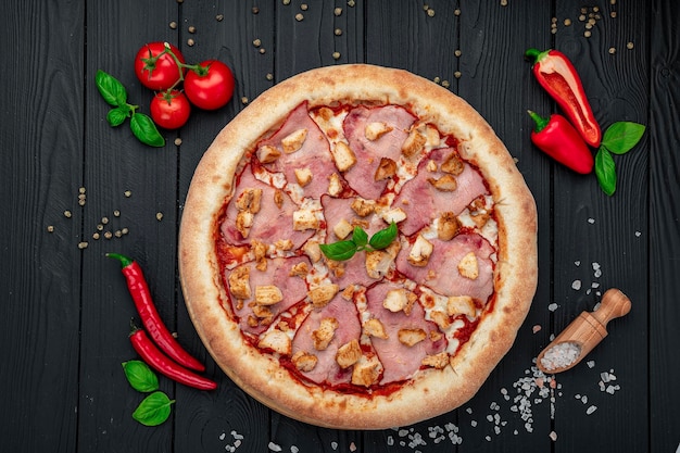 Pizza saborosa e grande com diferentes tipos de carne