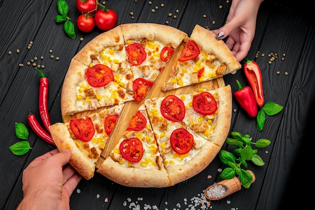 Pizza saborosa e grande com diferentes tipos de carne