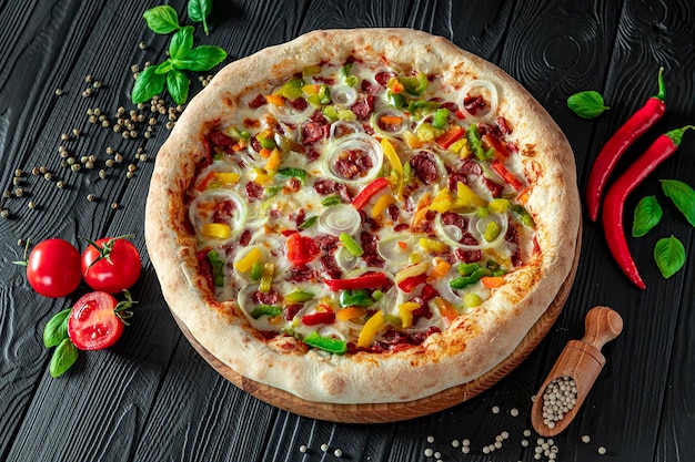 Pizza saborosa e grande com diferentes tipos de carne