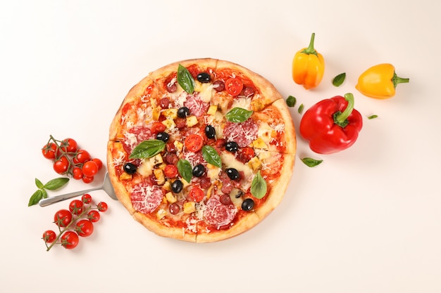 Pizza saborosa e ingredientes em fundo branco