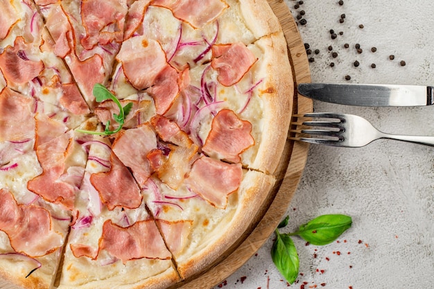 Pizza saborosa fresca com salame de salsichas de carne e presunto em fundo branco de concreto