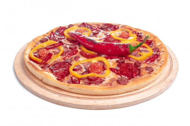 Pizza saborosa fresca em branco