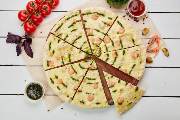 Pizza saborosa recém-assada com camarão e queijo mussarela servido em fundo de madeira com molho de tomate e ervas Conceito de entrega de comida Menu de restaurante