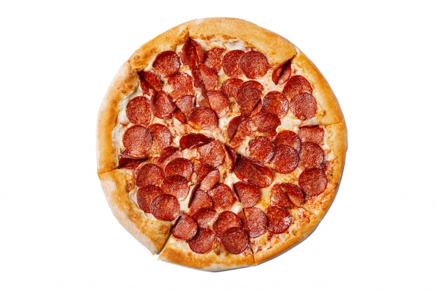 Pizza sabrosa fresca con pepperoni aislado en blanco