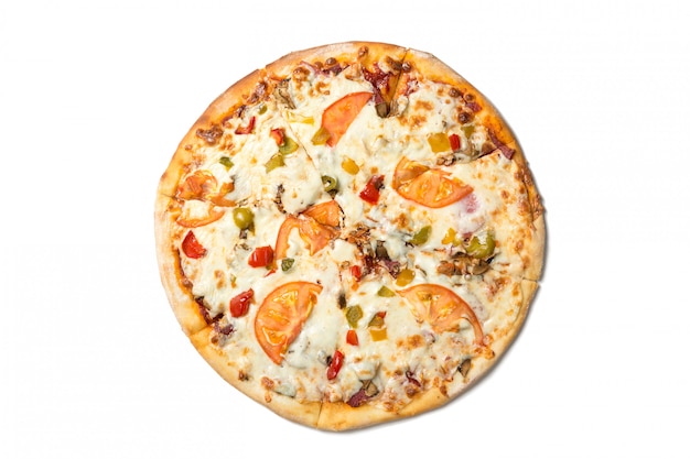 Pizza sabrosa fresca con tomates, aceitunas, queso, salchichas y champiñones aislados en blanco.