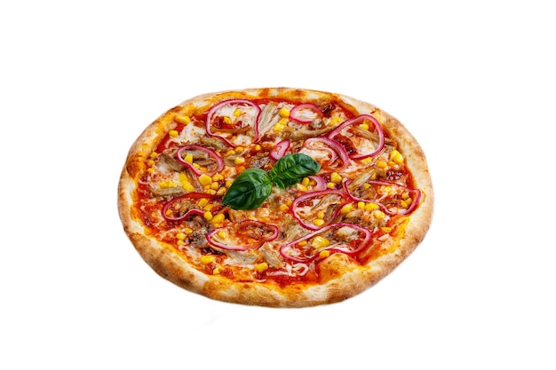 Pizza sabrosa de pollo BBQ con pollo y salsa de barbacoa aislada en blanco