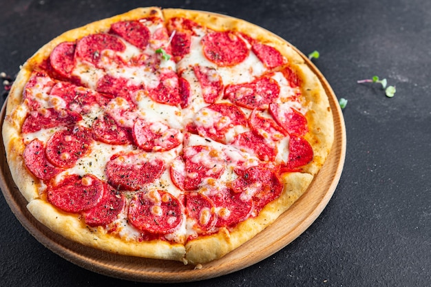 Pizza salami comida rápida pepperoni salchicha queso salsa de tomate masa comida fresca snack