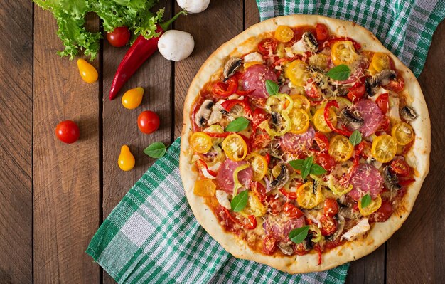 Pizza con salami, queso de tomate y setas