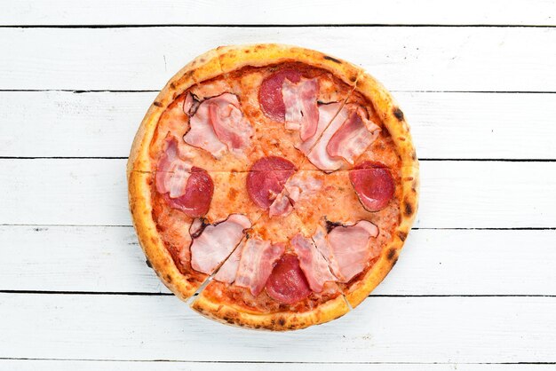 Pizza con salami y tocino en la mesa antigua Aperitivos italianos Vista superior Espacio libre para el texto