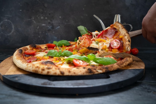 Pizza con salami y tomates