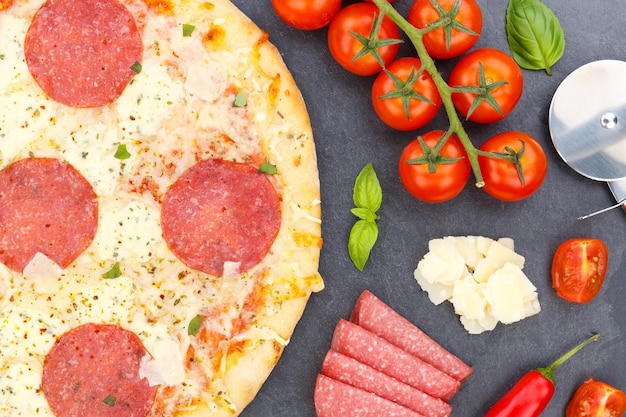 Pizza Salami von oben Backzutaten Nahaufnahme Schiefer