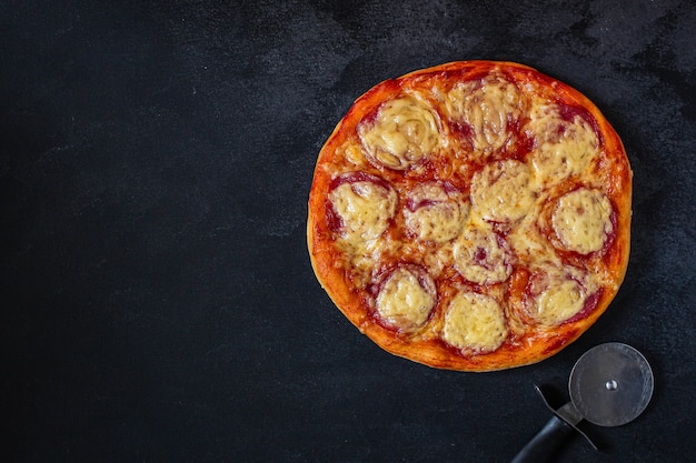 Pizza Salami Würstchen (Tomatensauce, Käse, Fleisch)