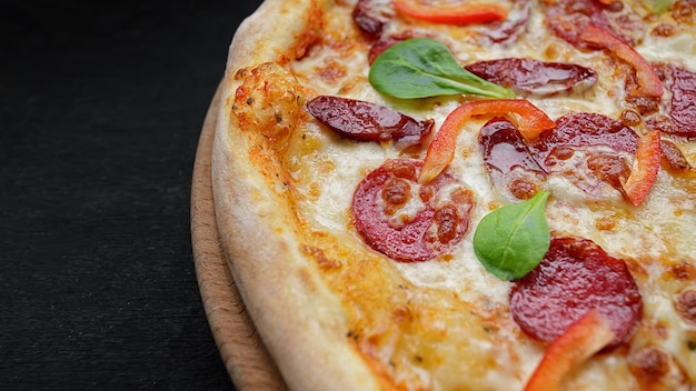 Pizza con salchicha y pimiento closeup studio light