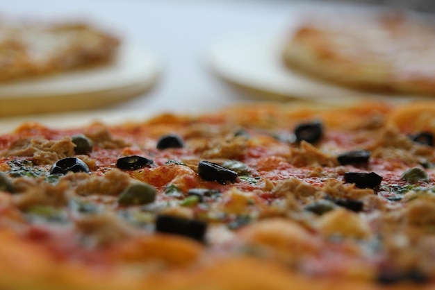 Pizza con salchichas pepino pimienta queso cebolla aislado sobre fondo blanco de madera Anuncio para la red social de restaurantes caffee Promoción para pizzería