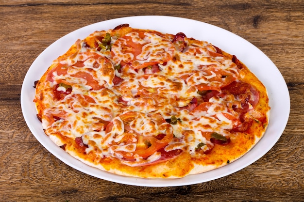 Pizza con salchichas y tomate