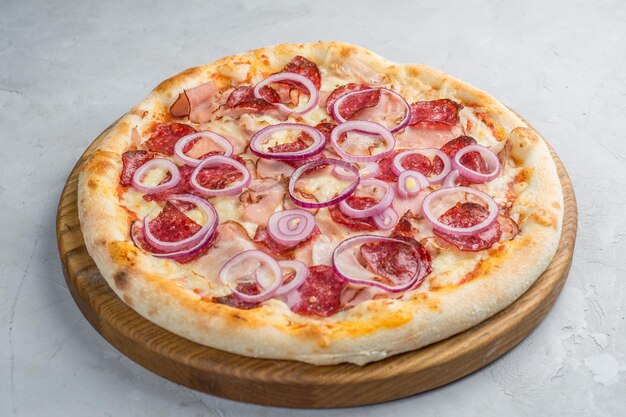 Pizza con salchichas de verduras y jamón