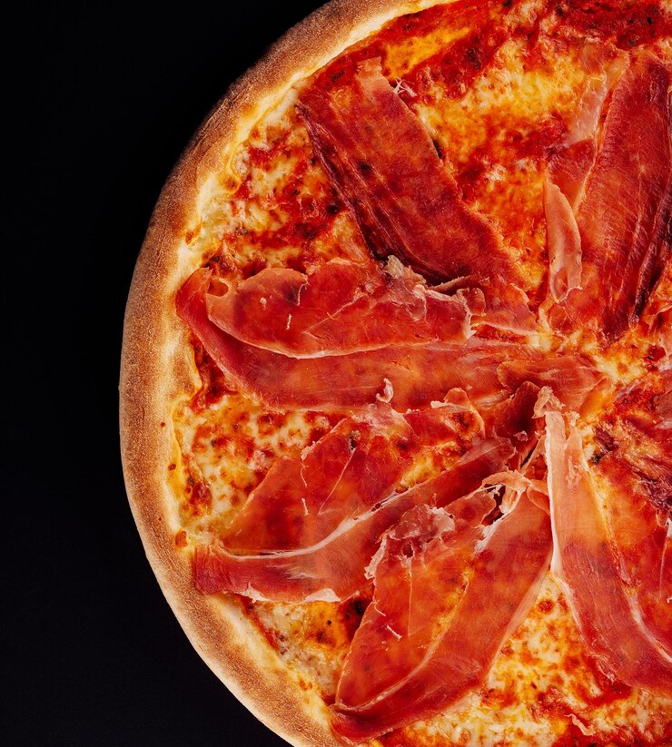 Pizza con salsa de tomate con queso prosciutto