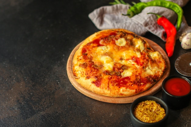 pizza con salsa de tomate y queso