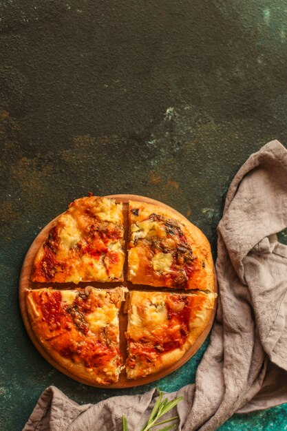 pizza con salsa de tomate y queso