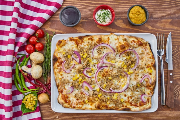 Pizza con salsa y verduras