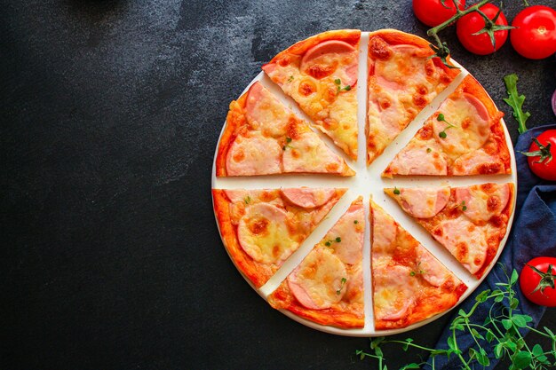 Pizza salsicha, molho de tomate, queijo