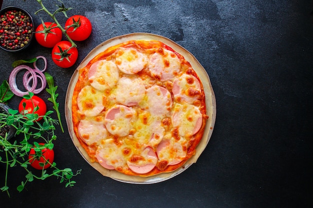 Pizza salsicha, molho de tomate, queijo