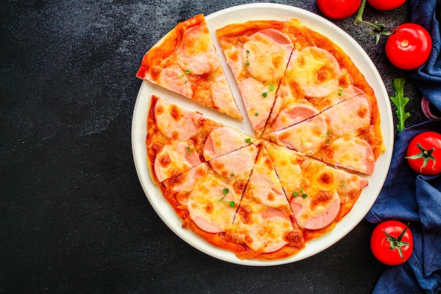 pizza salsicha, molho de tomate, queijo