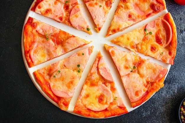 pizza salsicha, molho de tomate, queijo