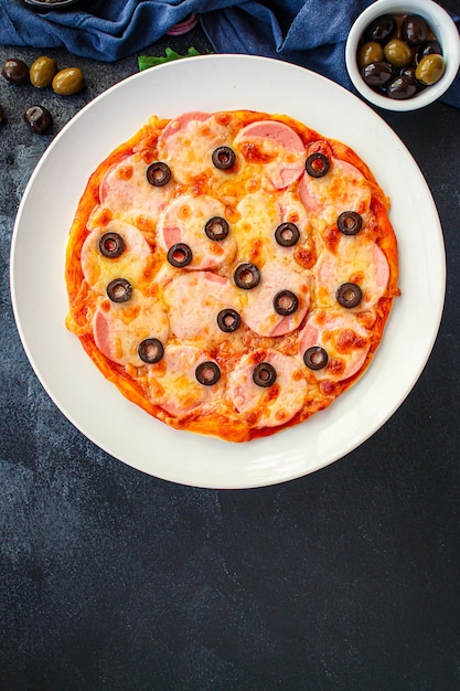 pizza salsicha salame, azeitonas e queijo
