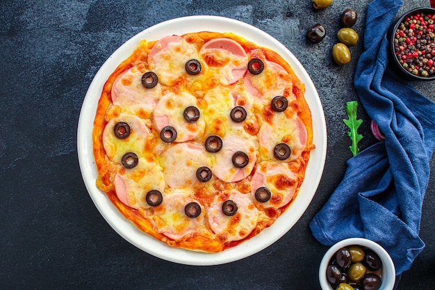 pizza salsicha salame, azeitonas e queijo